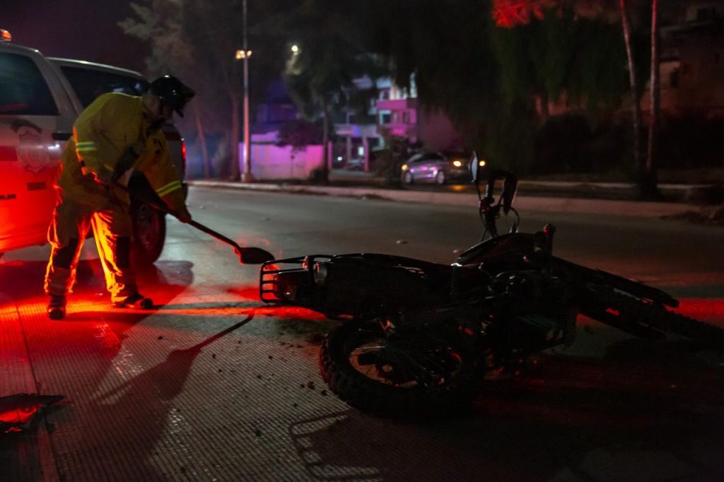 Auto choca a motociclistas y huye