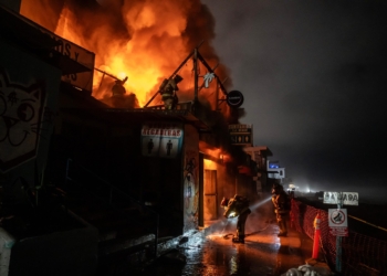 Fuego consume restaurante y un OXXO en el malecón