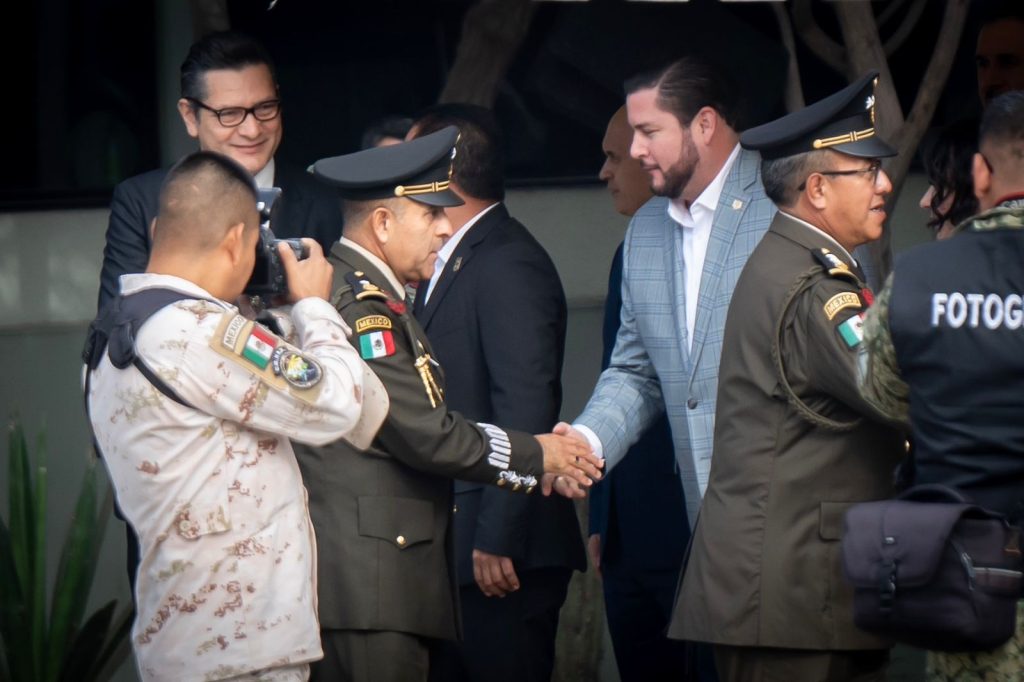 Ismael Burgueño felicita al general Javier Juvencio Hernández por su nombramiento como Comandante interino de la 2da Zona Militar