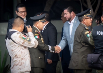 Ismael Burgueño felicita al general Javier Juvencio Hernández por su nombramiento como Comandante interino de la 2da Zona Militar