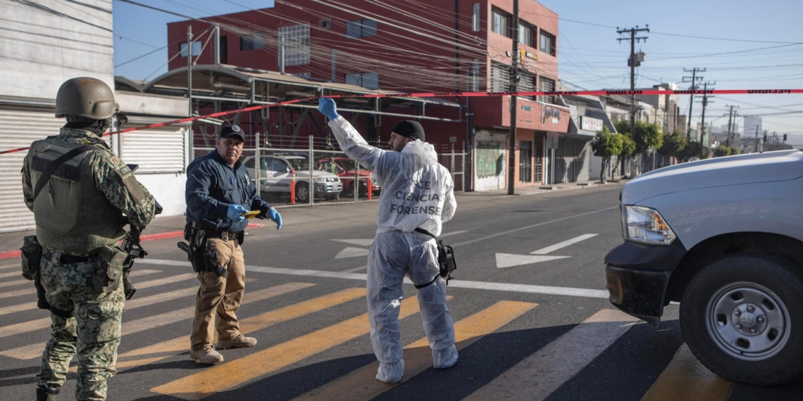 Tiran piernas humanas en la Zona Centro