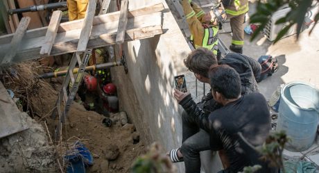 Bomberos rescatan a hombre atrapado bajo talud de tierra