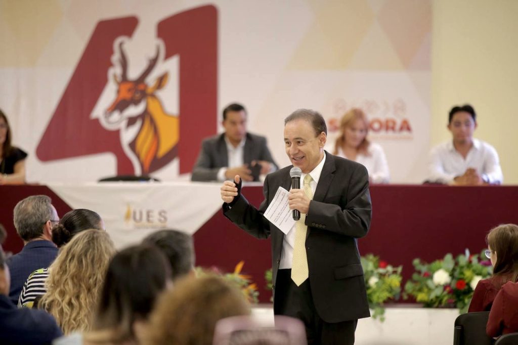 Gobernador Durazo destaca promoción del Plan Sonora para formación de estudiantes de la UES