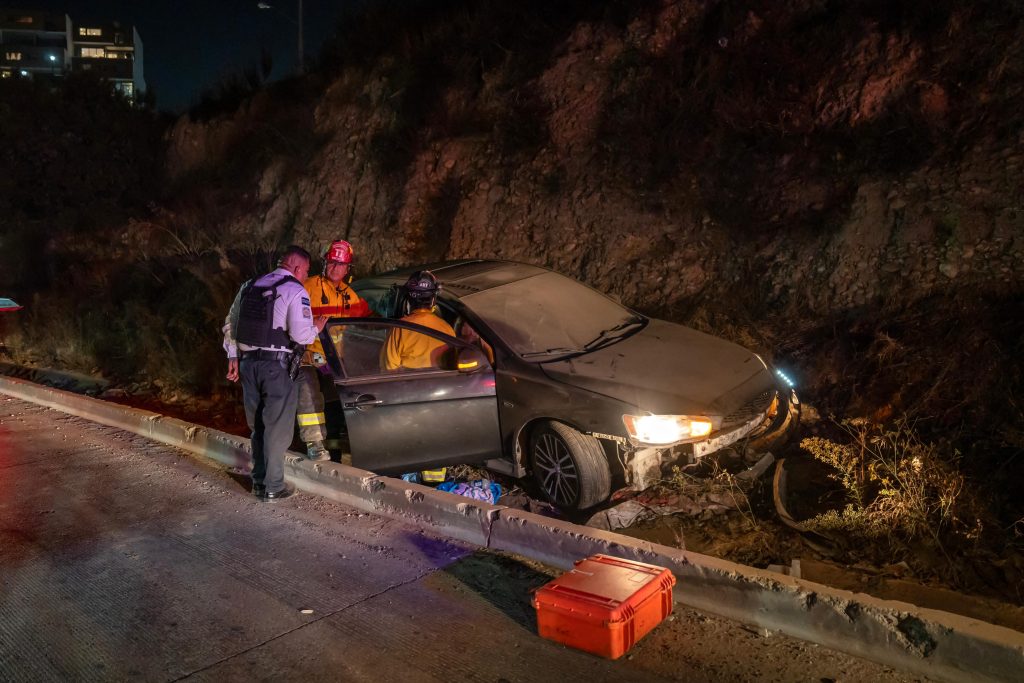 Vuelca auto en la salida de Playas