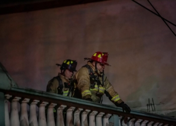 Incendio arrasa con dos casas