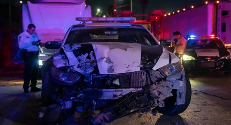 Patrulla conducida a exceso de velocidad choca con un tráiler