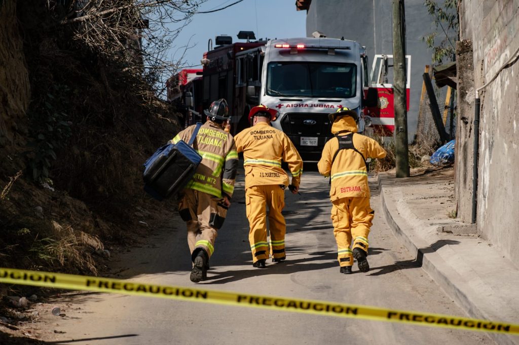 Bomberos rescatan a hombre atrapado bajo talud de tierra