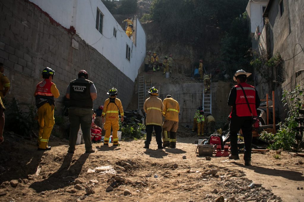 Bomberos rescatan a hombre atrapado bajo talud de tierra