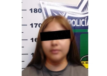 Detienen a mujer por dar golpiza a maestra que envió solicitud de amistad a su esposo