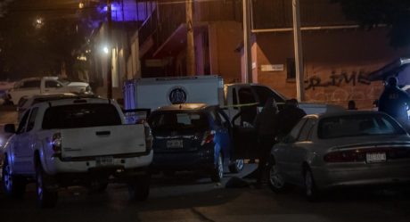 Hallan auto robado con un cadáver descuartizado al interior