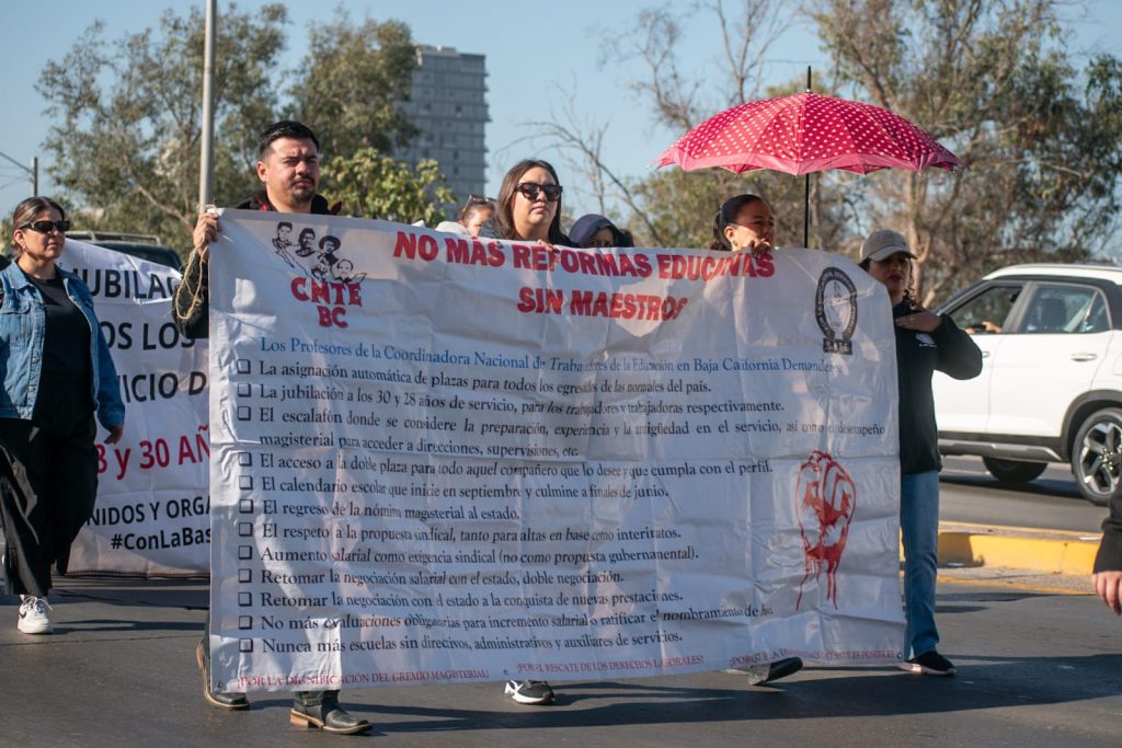 Maestros de la CNTE marchan por falta de pagos