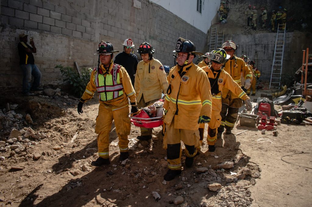 Bomberos rescatan a hombre atrapado bajo talud de tierra