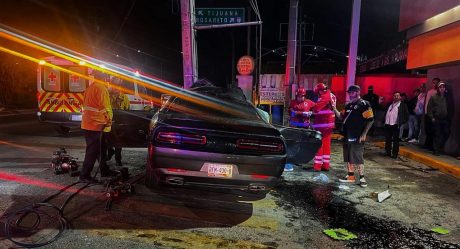 Mujer muere tras quedar prensada tras el choque con un poste