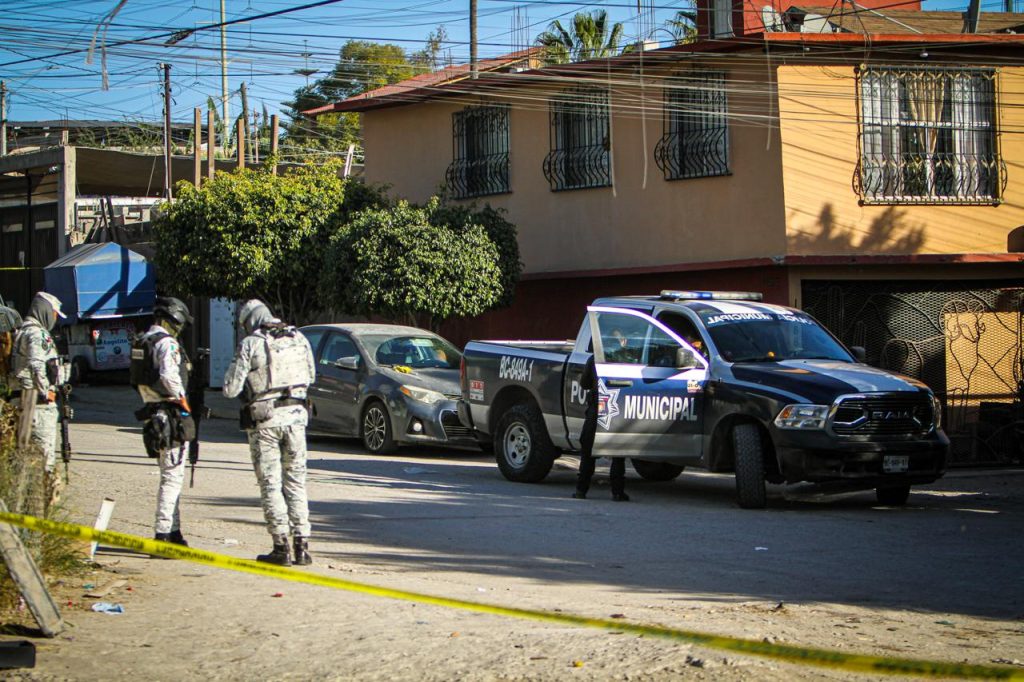 Noticias desde Tijuana | Hallan dos cadáveres en cajuela de un Nissan Tsuru