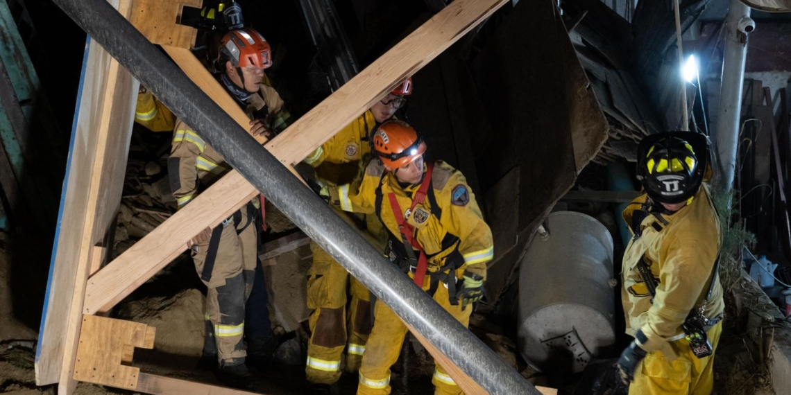 Bomberos recuperan cuerpo de un trabajador atrapado en obra de construcción