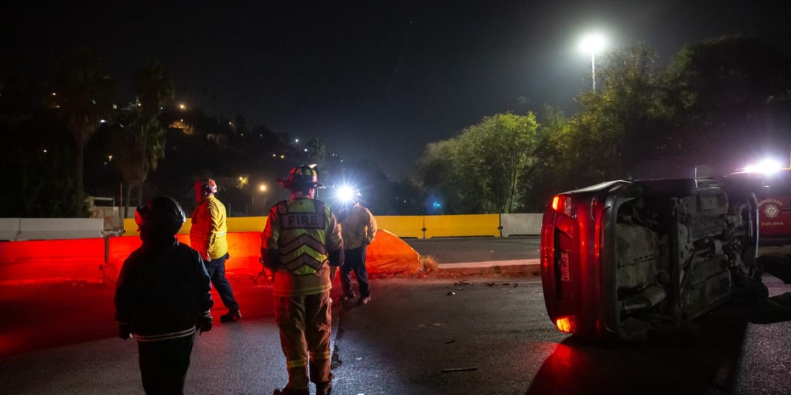 Vuelcan y abandonan auto en Zona Río