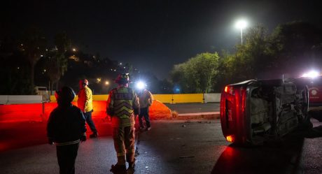 Vuelcan y abandonan auto en Zona Río