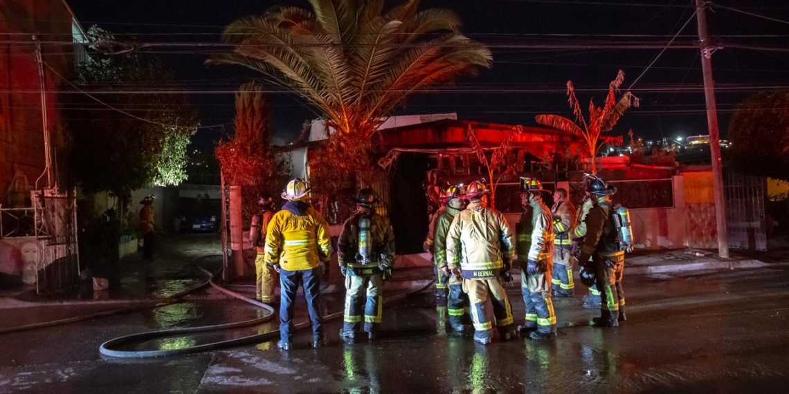 Fuego consume una casa en la Obrera