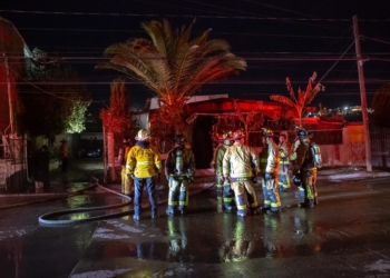 Fuego consume una casa en la Obrera