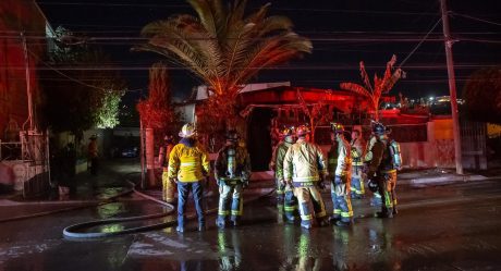 Fuego consume una casa en la Obrera