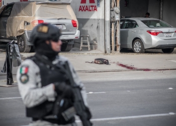 Hombre es atacado a balazos en Zona Centro