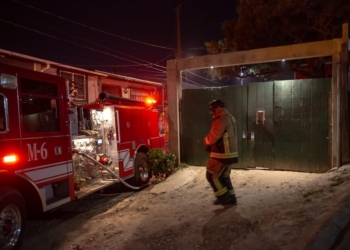 Casa es consumida por el fuego