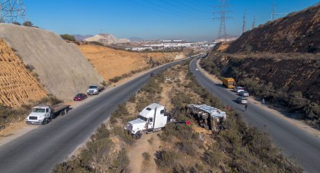 Camión de basura vuelca sobre el bulevar 2000