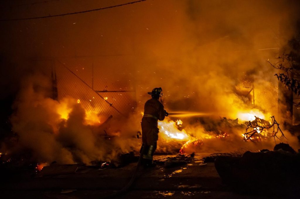 Bomberos-controlan-incendio-predio-baldio