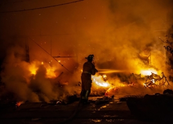 Bomberos controlan incendio en predio baldío