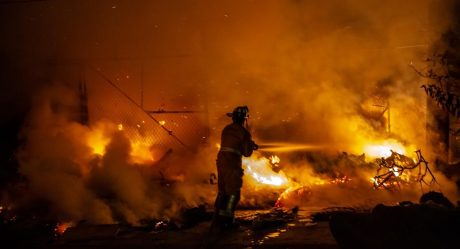 Bomberos controlan incendio en predio baldío