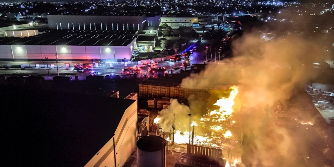 Incendio consume racas de madera en fábrica del Parque Industrial La Joya