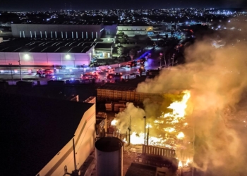 Incendio consume racas de madera en fábrica del Parque Industrial La Joya