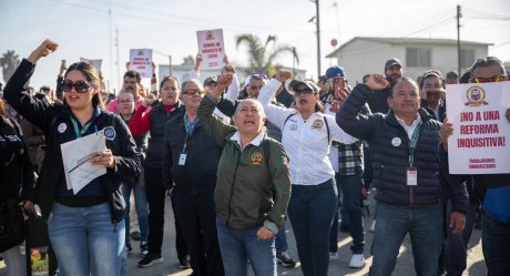 Burócratas toman las instalaciones de las oficinas de Recaudación de Rentas por reforma de ISSSTECALI