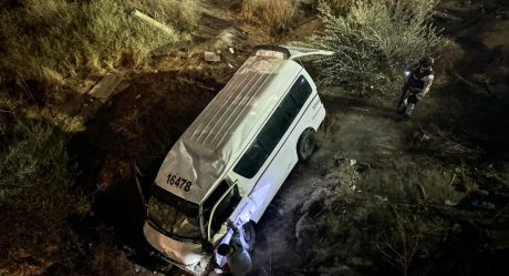 Taxi de ruta vuelca con pasajeros a bordo y cae a barranco