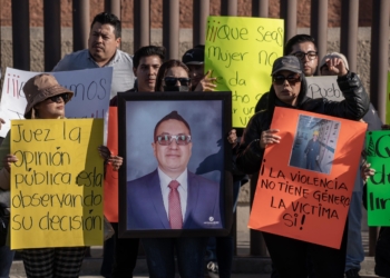 Protestan en los juzgados de Tijuana por asesinato del profesor Miguel Huerta Palacios