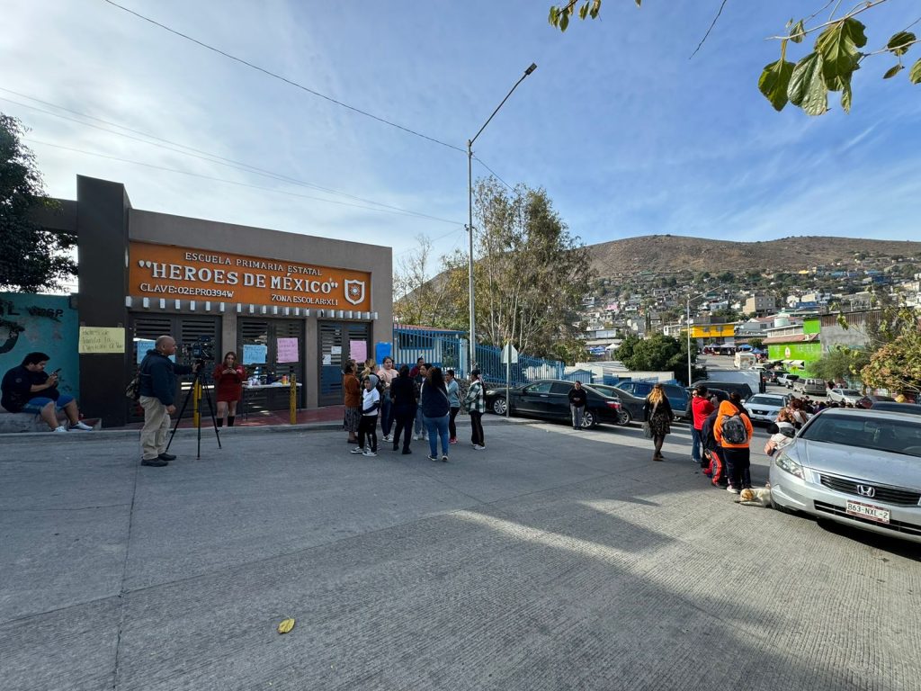 Niño lleva arma a primaria; acusan omisión de la directora en Tijuana