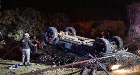 Jóvenes vuelcan en la Internacional al intentar esquivar un auto