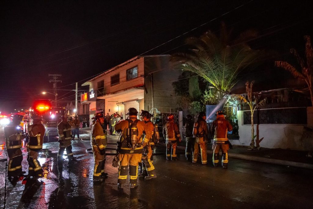 Fuego consume una casa en la Obrera