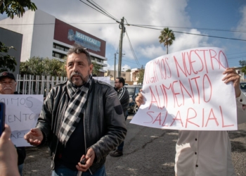 Trabajadores del ISSSTECALI realizan paro laboral por falta de pago retroactivo