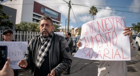 Trabajadores del ISSSTECALI realizan paro laboral por falta de pago retroactivo