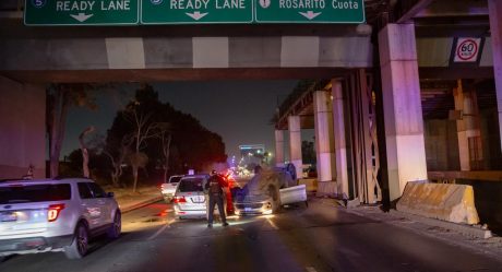 Mujer vuelca auto y choca a camioneta que hacía fila para cruzar a EU