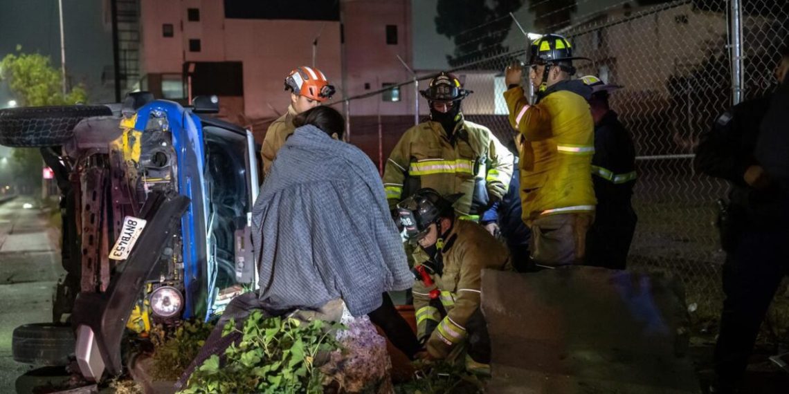 Choque vehicular termina con volcadura en Zona Río