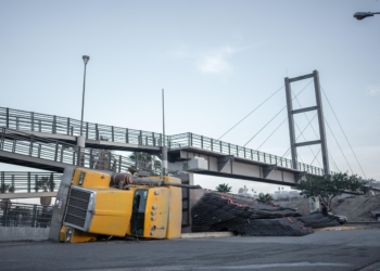 Tráiler vuelca a la altura de Mundo Divertido