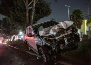 Empleado del ayuntamiento ebrio destroza unidad oficial en choque e intenta huir