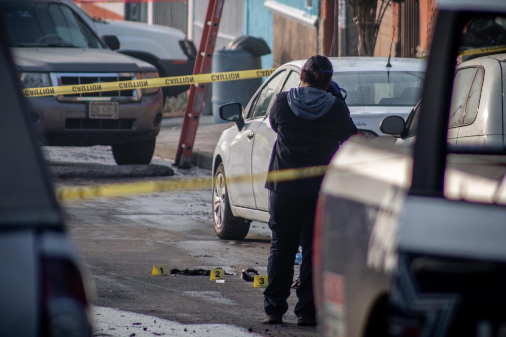 Localizan cadáver carbonizado y a un hombre aún con vida tras incendio en vivienda