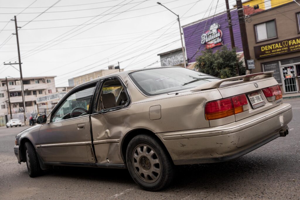 Repartidor de Didi choca con automovilista de la tercera edad