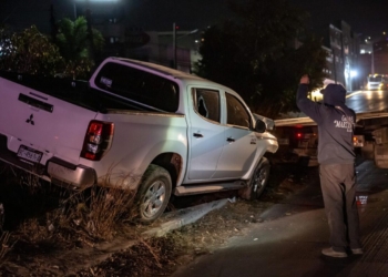 Empleado del ayuntamiento ebrio destroza unidad oficial en choque e intenta huir