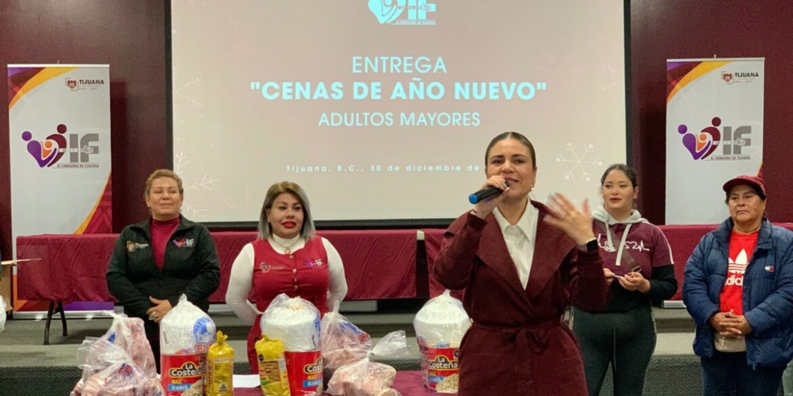 200 adultos mayores reciben apoyo de DIF Tijuana para su cena de Año Nuevo