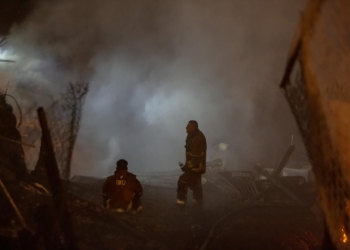 Mujer muere al rescatar a su hijo de un incendio