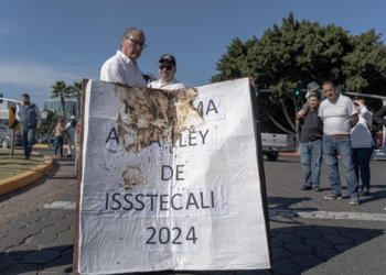 Burócratas y maestros se manifiestan en contra de la Reforma del ISSSTECALI